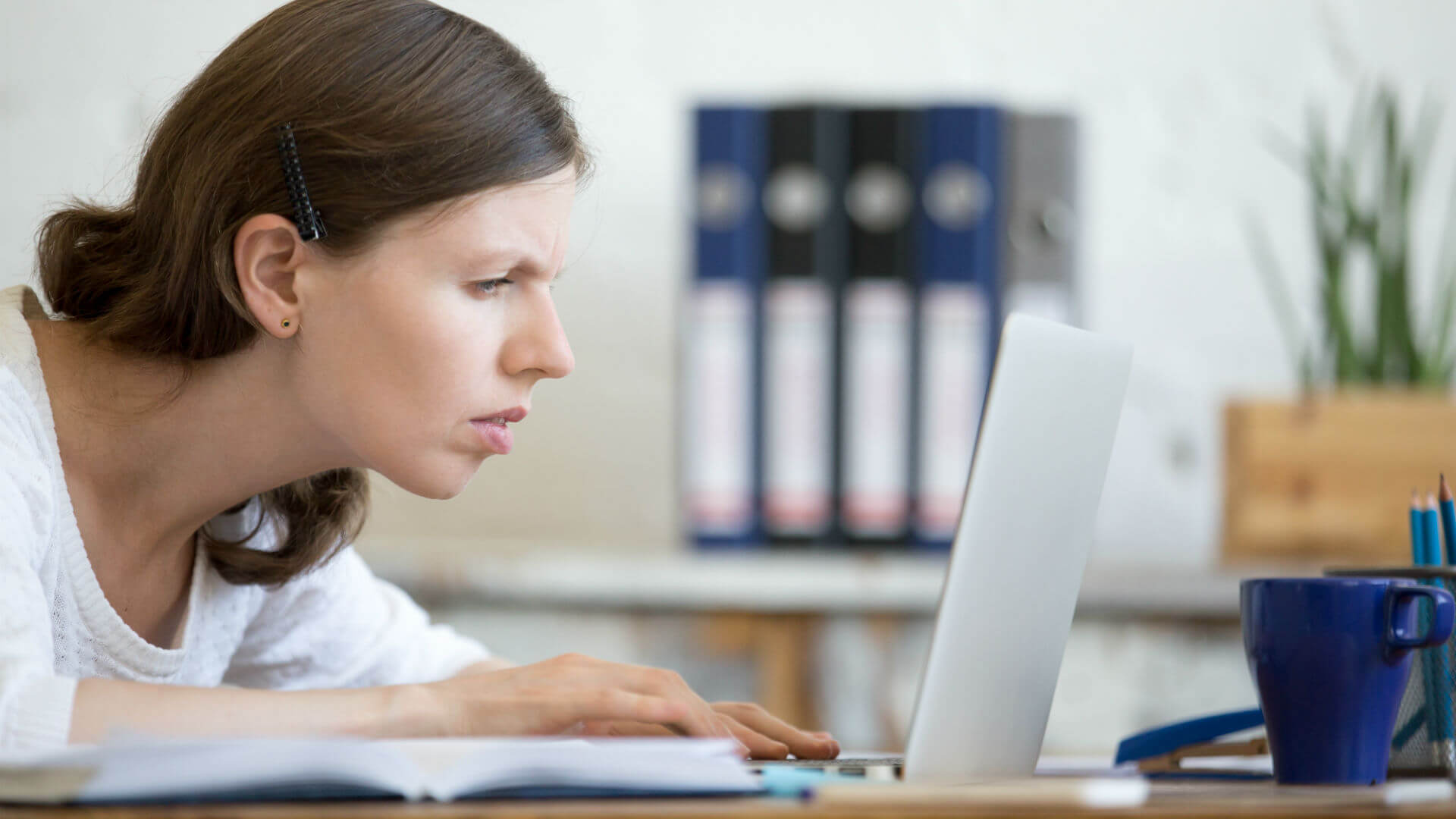 woman-confused-laptop-ss-1920