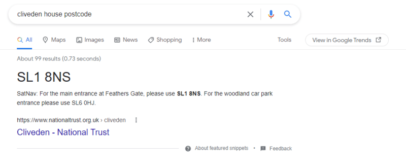 На странице результатов поисковой системы Google отображается запрос в поле поиска «почтовый индекс cliveden house». Ответ на этот вопрос четко представлен крупными жирными буквами, взятыми из списка Национального фонда; поэтому щелчок не требуется для удовлетворения намерения.