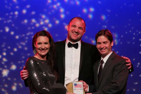 Search Engine Land’s Elisabeth Osmeloski and Greg Finn accept the Best Blog Award from US Search Awards presenter Gareth Hoyle photo credit: Shane Borelli 