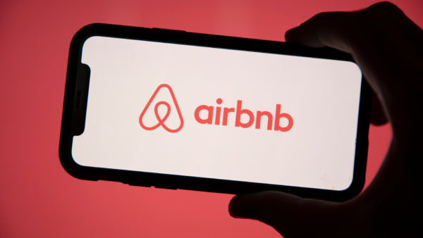 Airbnb-logo-on-a-phone