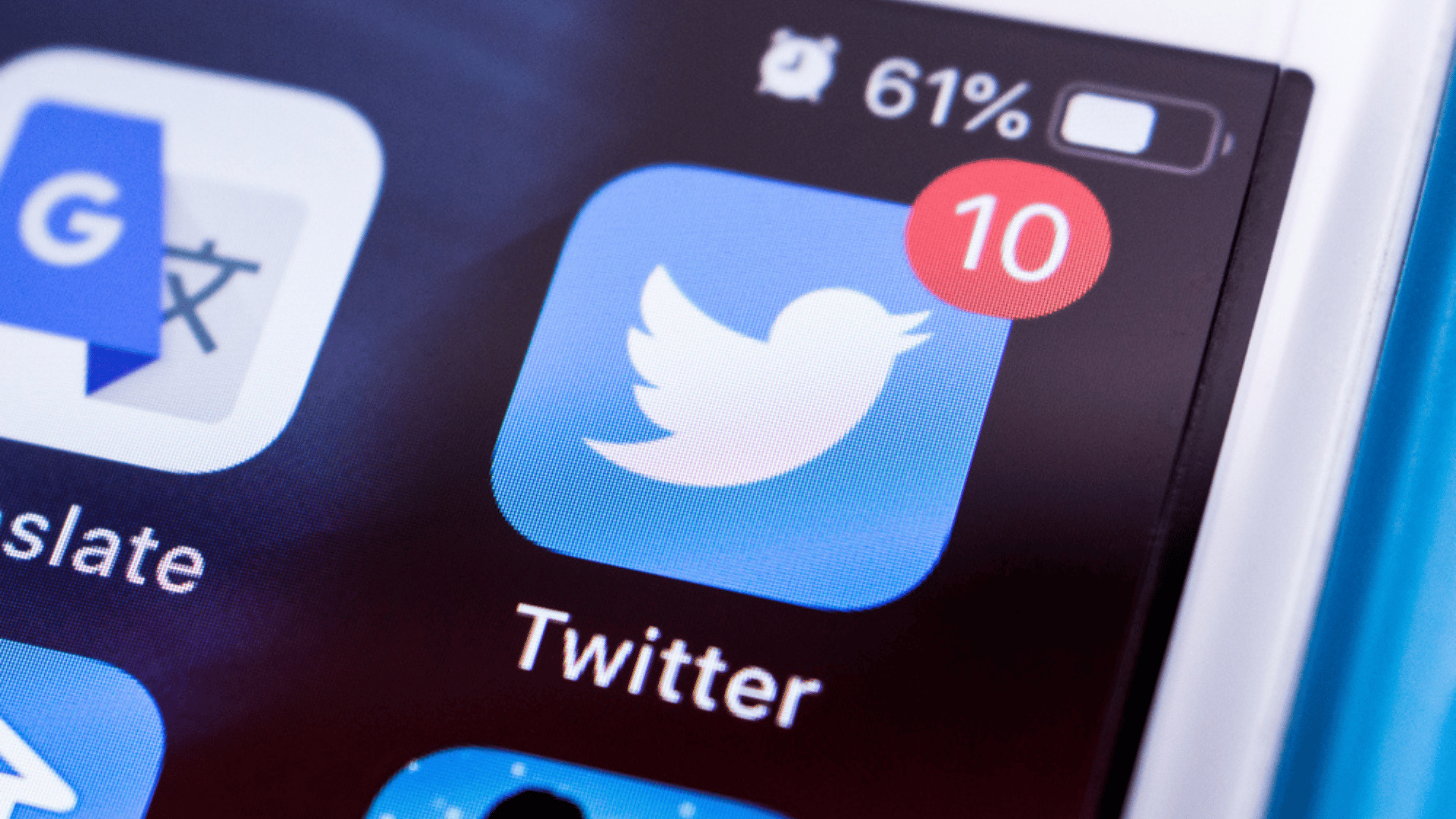 Twitter continues testing the edit button, allowing multimedia tweets