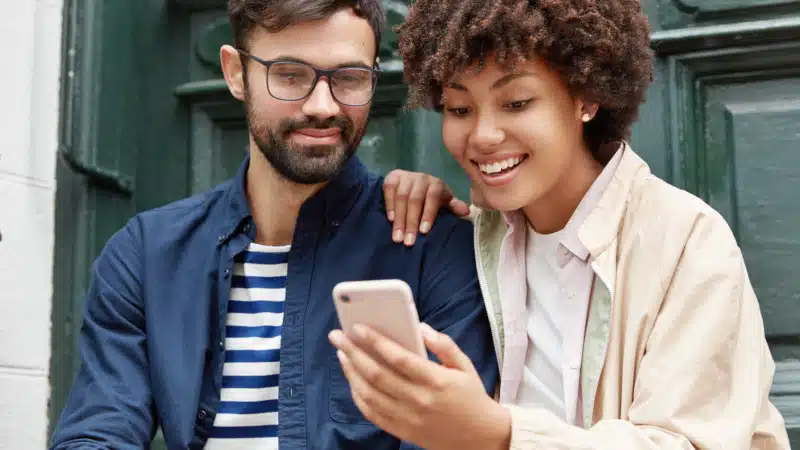 Couple Watching Video 800x450