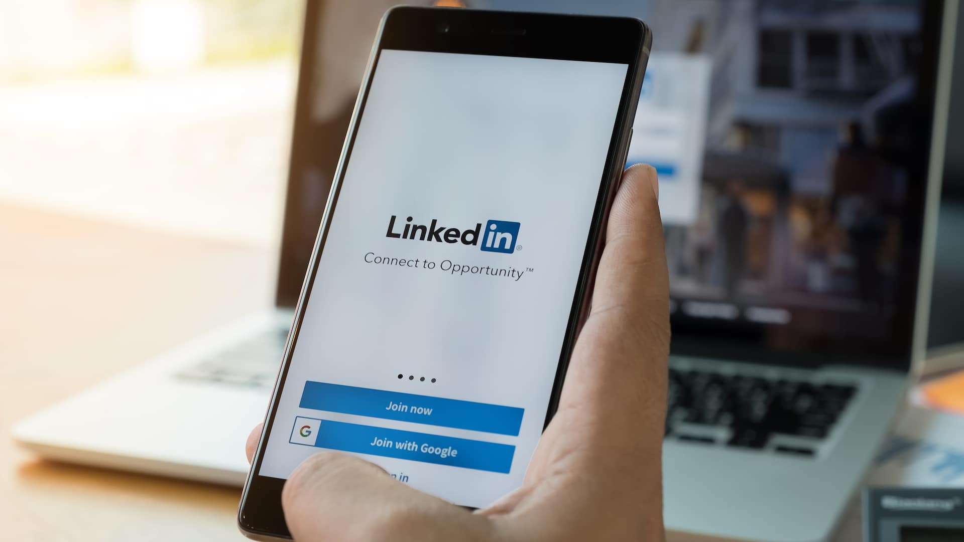 #LinkedIn launches sponsored articles